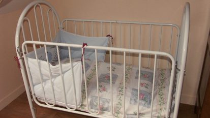 lit bébé vacances avec enfants gîte Prairie de Callac 44 Bretagne Sud Loire Océan